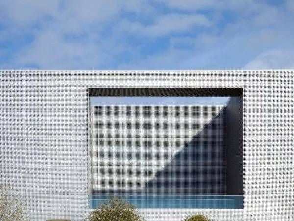 Tampa museum of art – Floridian building topped with perforated metal sheets