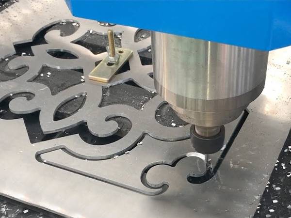 CNC cutting machine is engraving patterns on aluminum plates.