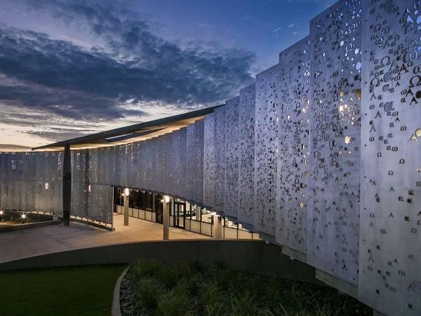 Landmark One River Neighborhood's fence uses white perforated metal sheets as scenic spot's fence.