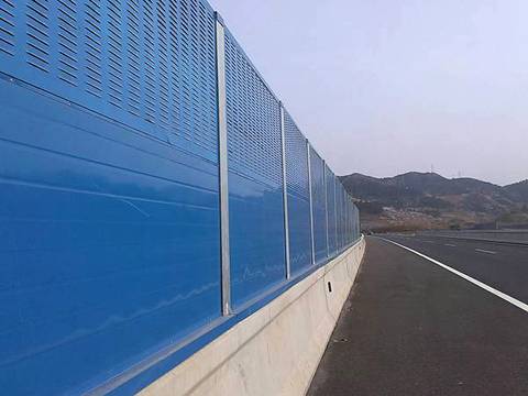 Blue noise barrier on the top and blue metal sheet on the bottom.