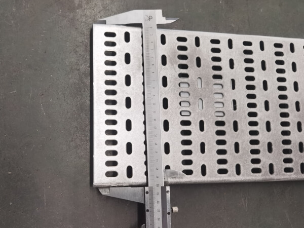 Measure the width of the perforated cable tray with vernier caliper