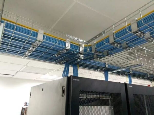 Welded cable tray for regularizing blue cables