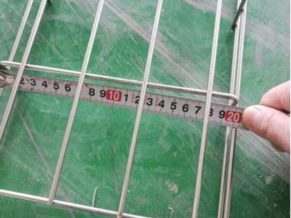 Measure the width of welded cable tray with a tape measure to 20 cm