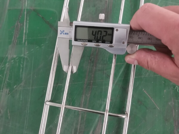 Measure wire diameter of welded cable tray with a tape measure to 4 mm